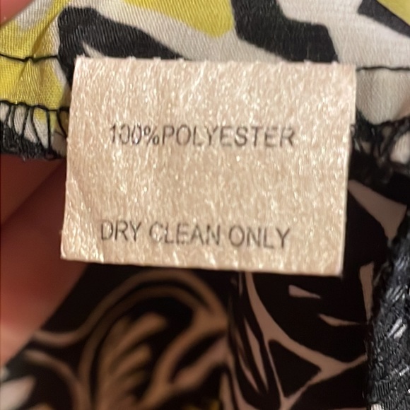 •GLAM•BLACK/WHITE/YELLOW PAISLEY COLD SHOULDER SCOOP NECKLINE DRESS MEDIUM. - Picture 6 of 8